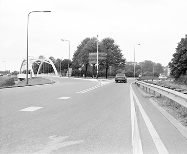884356 Gezicht over de Ds. Martin Luther Kinglaan te Utrecht, met links het zuidelijke van de twee uit ca. 1938 ...